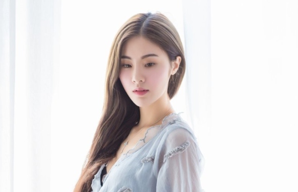 父亲缓慢有力挺送女儿的话30字：父爱如山，慢慢支撑着女儿的梦想